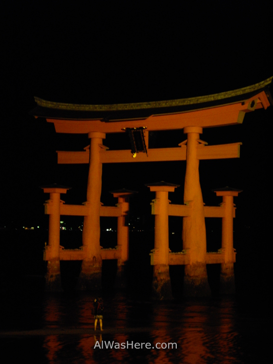 El Torii iluminado de noche