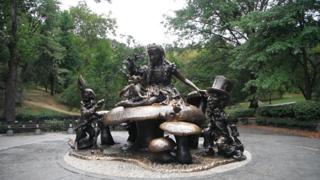 statue-of-alice-in-wonderland