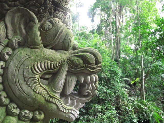 Estatua y selva