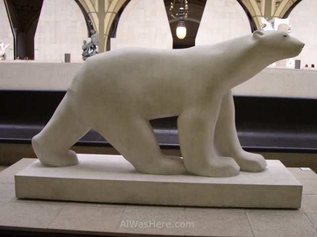 estatua-de-oso-blanco