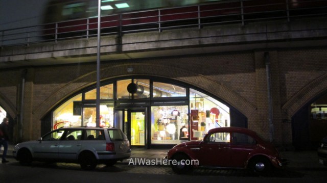 Mitte 8. Tienda bajo la via del tren, Berlin, Alemania. Shop under the train line, Germany